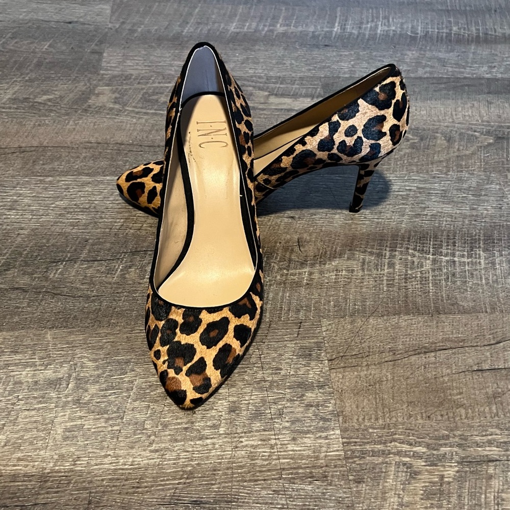 Leopard Print Pointed-Toe Pumps